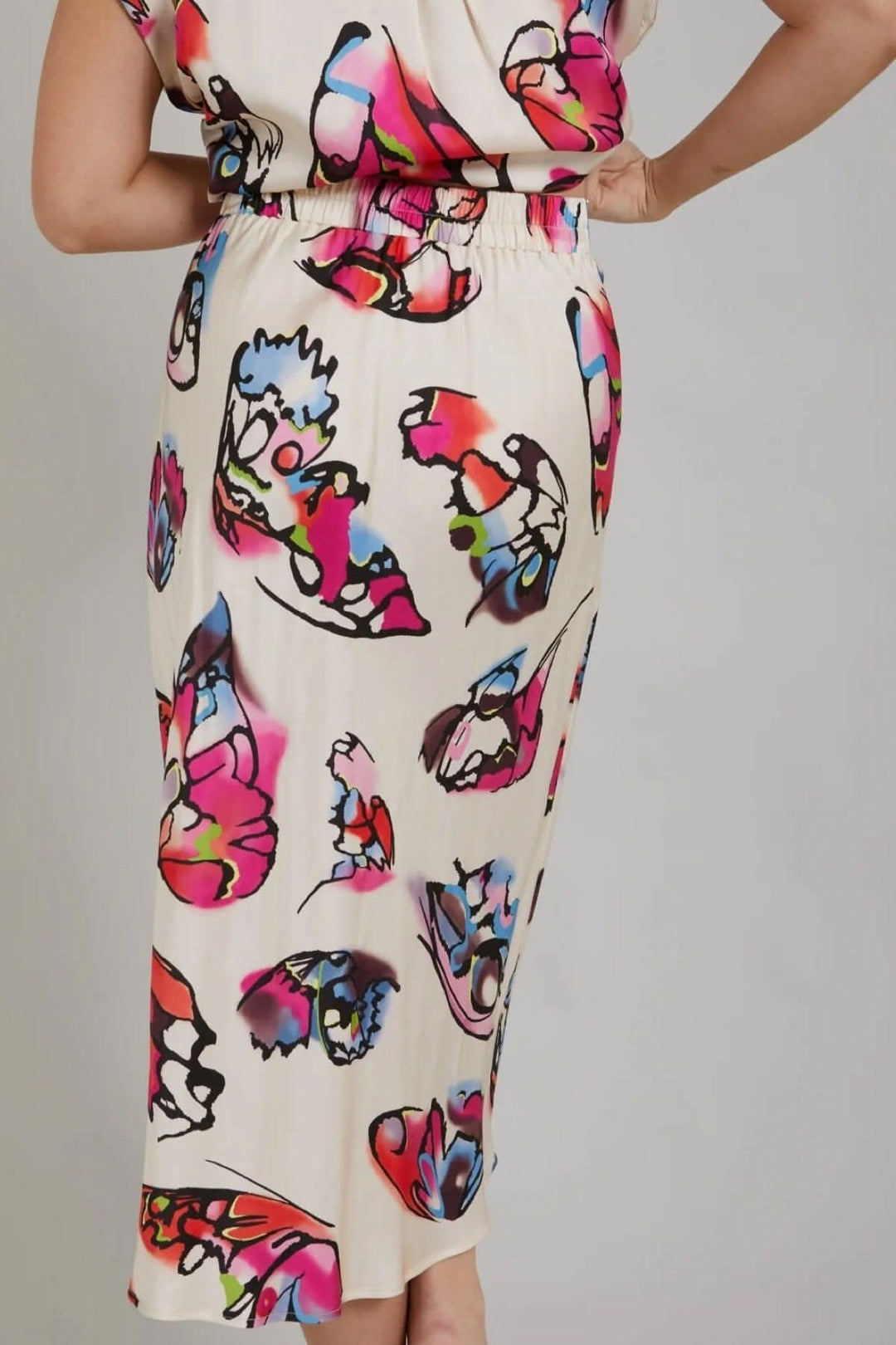 Jupe avec imprimé papillon coloré sur fond ivoire, élastique à la taille, silhouette légèrement évasée.