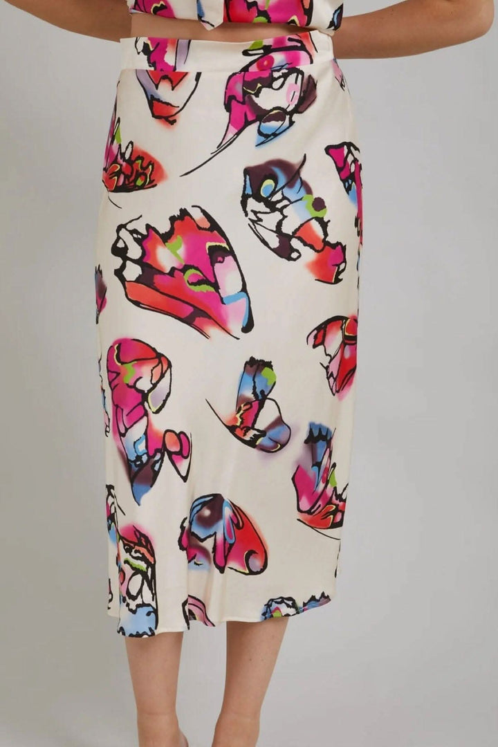 Jupe avec un imprimé papillon coloré sur fond ivoire, parfaite pour les journées chaudes.