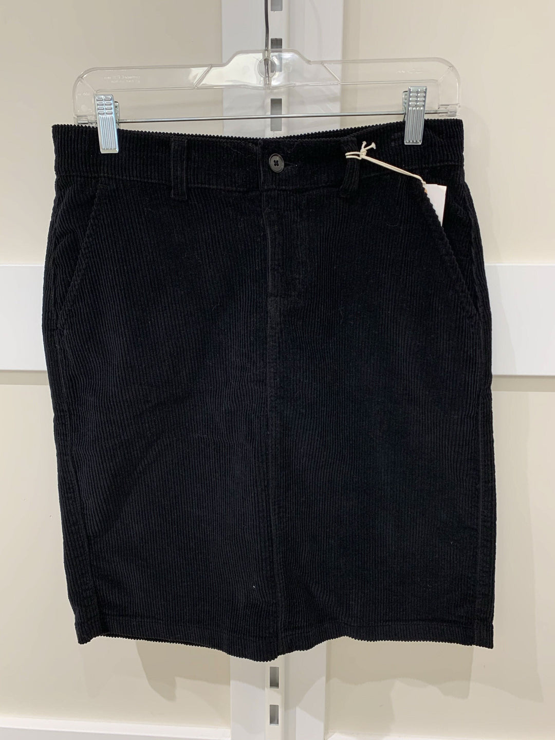 Jupe en velours côtelé noir de style 24105 Edma, avec poches et bouton, parfaite pour une allure élégante.