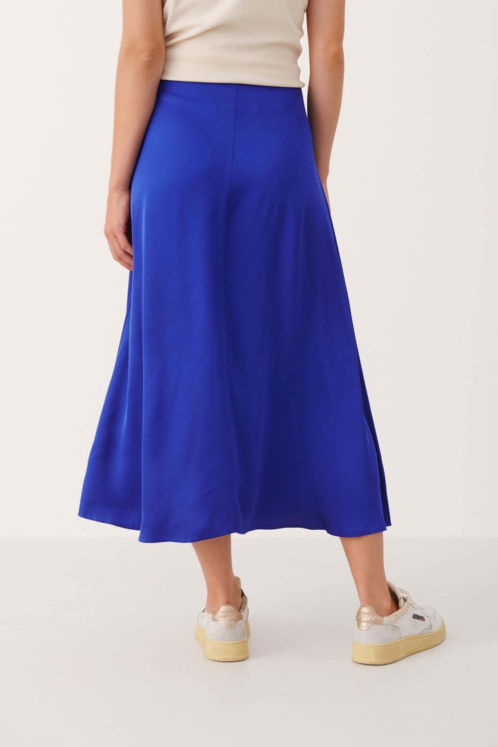 Jupe longue Lilyann bleu royal avec une coupe A et fente, portée par un mannequin de dos.