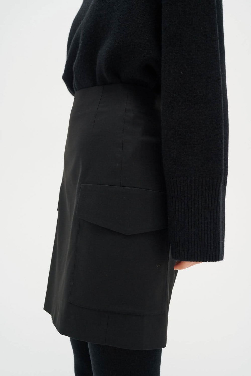 Jupe Wail noire avec poches, parfaite à porter avec un chandail oversize.