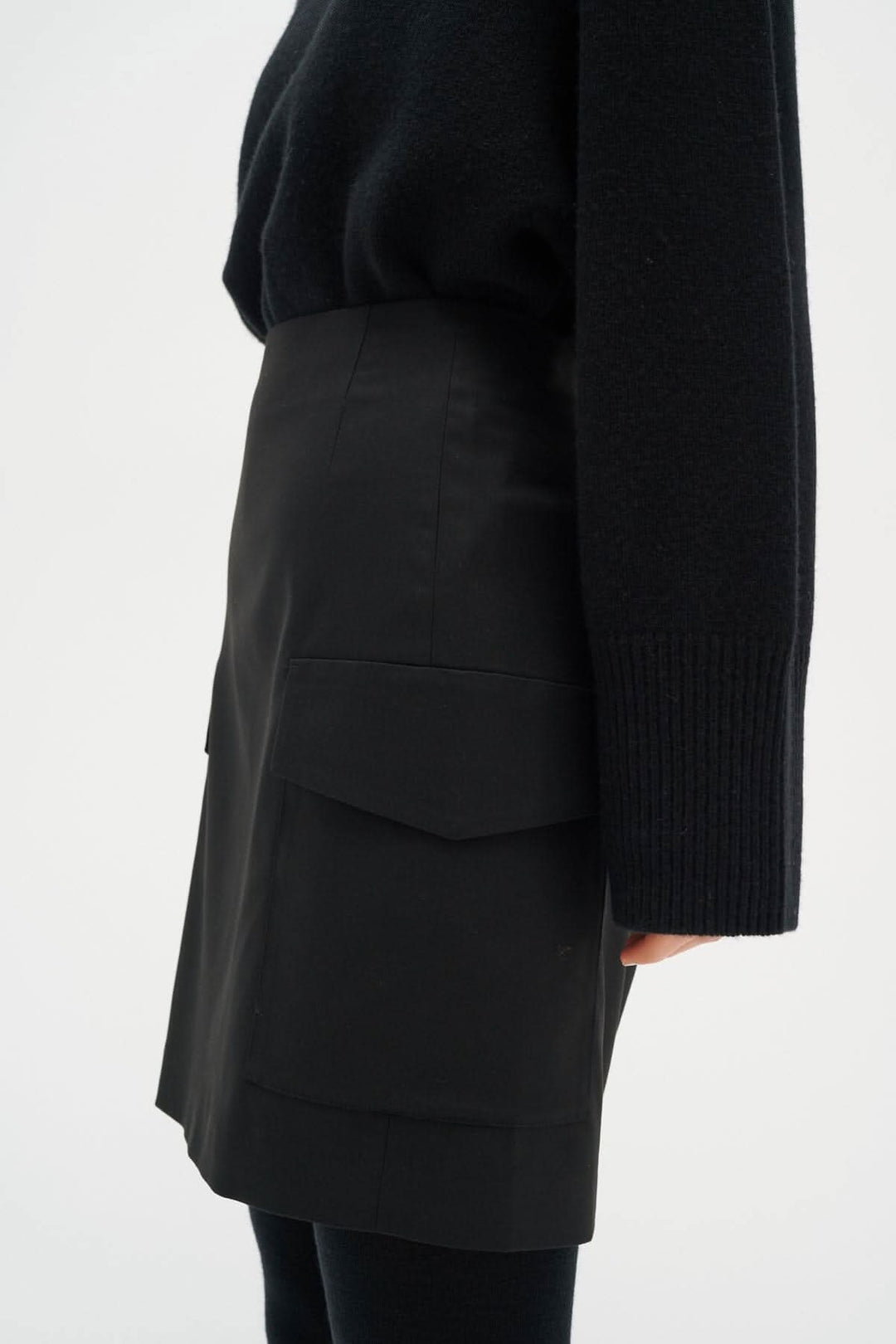 Jupe Wail noire avec poches, parfaite à porter avec un chandail oversize.