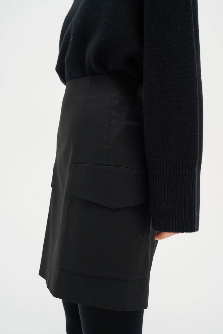 Jupe Wail noire avec poches, parfaite à porter avec un chandail oversize.