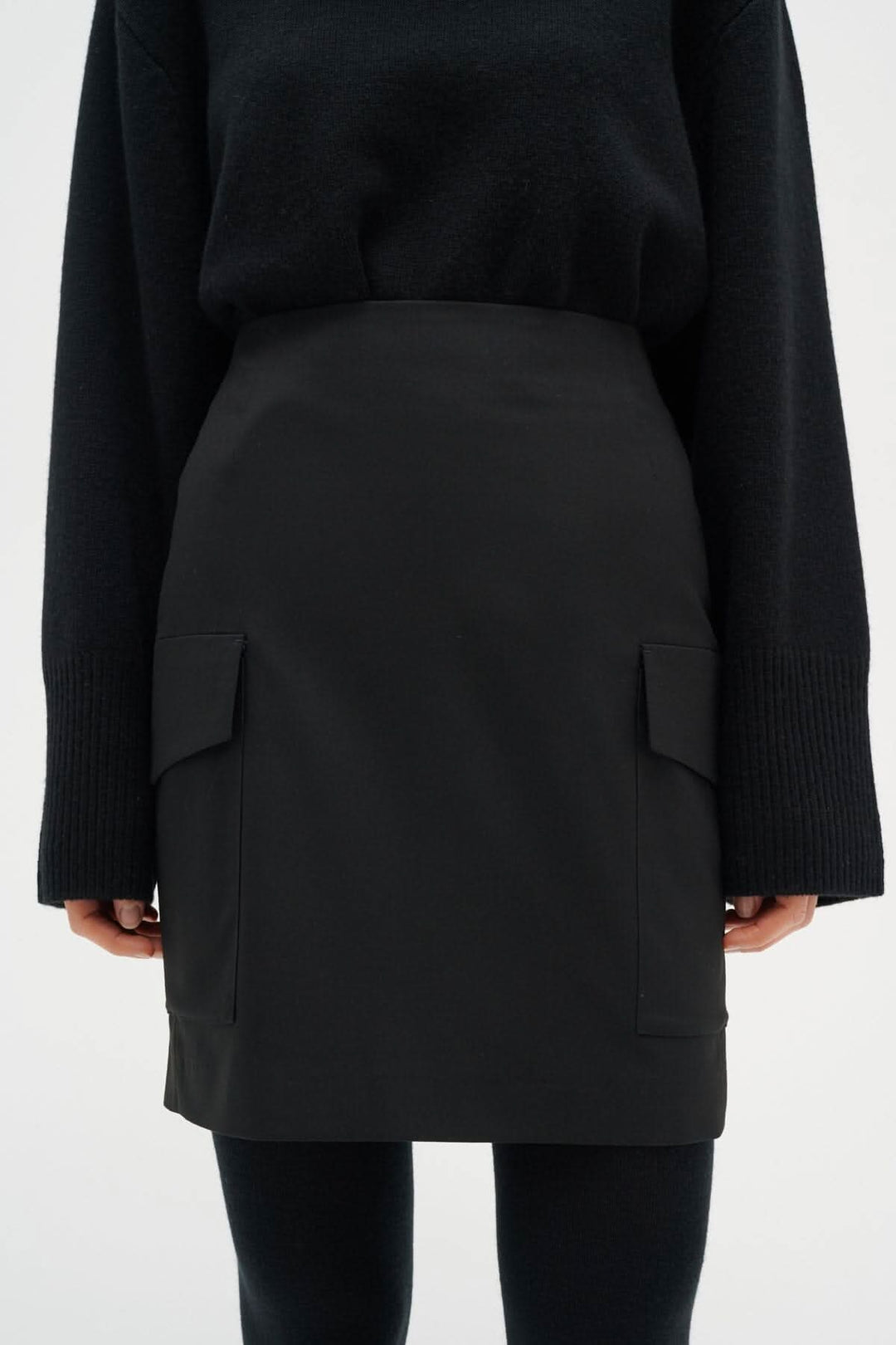 Jupe Wail noire avec poches, idéale pour un look décontracté avec un chandail à col roulé.