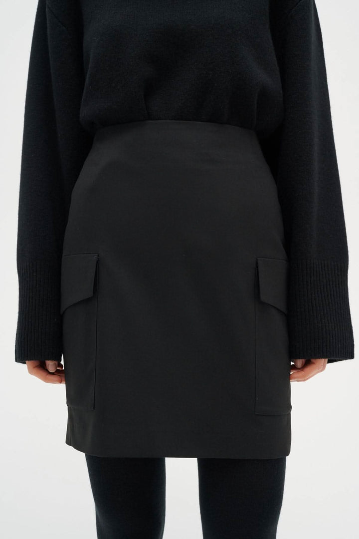 Jupe Wail noire avec poches, idéale pour un look décontracté avec un chandail à col roulé.