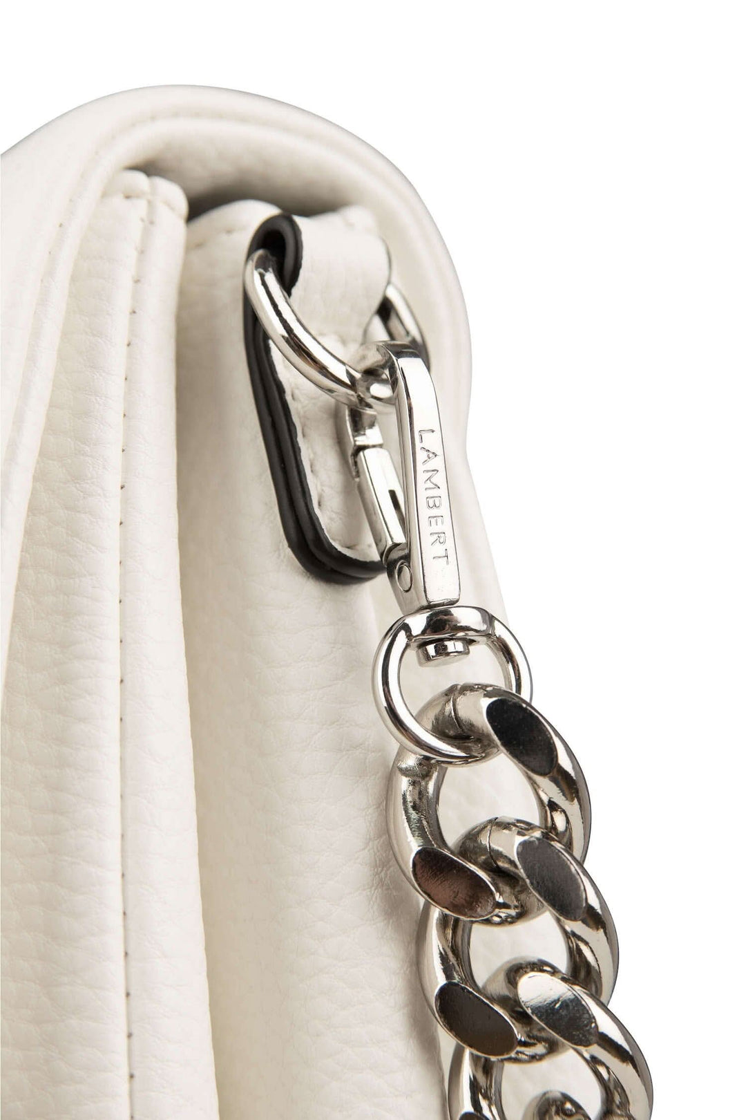 Détail du sac à main Le Valeria avec chaîne en métal et cuir blanc, chic et fonctionnel.