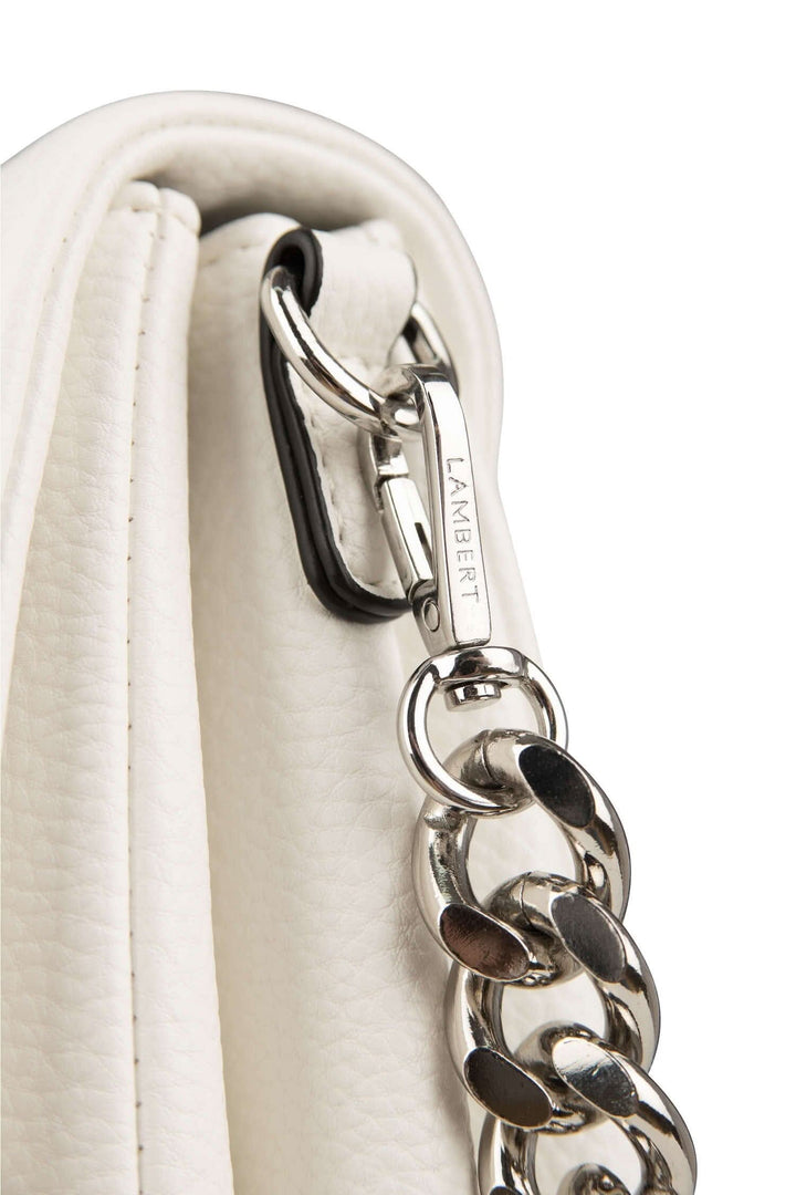 Détail du sac à main Le Valeria avec chaîne en métal et cuir blanc, chic et fonctionnel.
