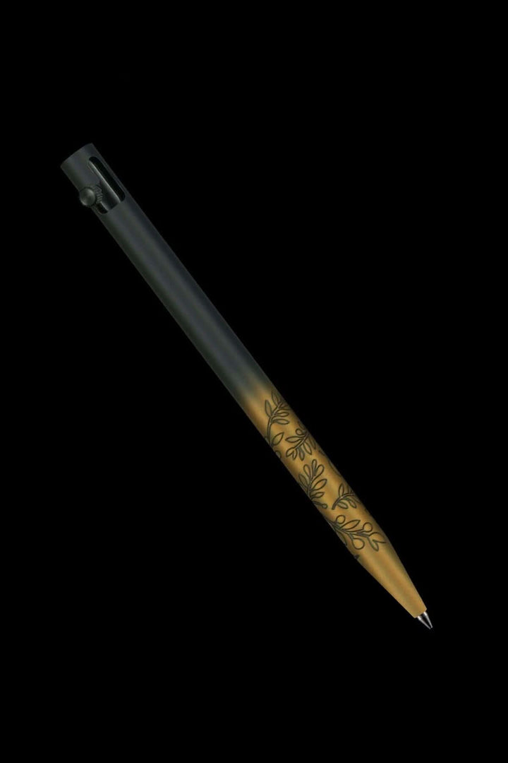 Stylo Modern Fuel en métal, design unique avec gravures sur le corps, intégré sans pièces en plastique.