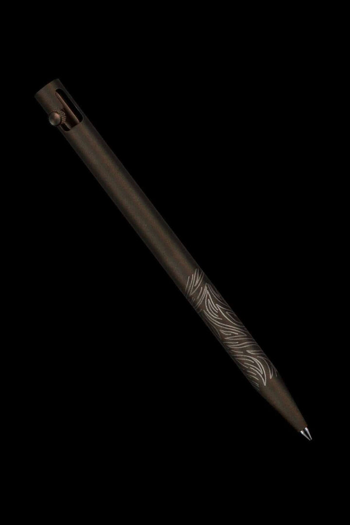 Stylo Modern Fuel en métal solide avec motif unique sur le corps, sans pièces en plastique.