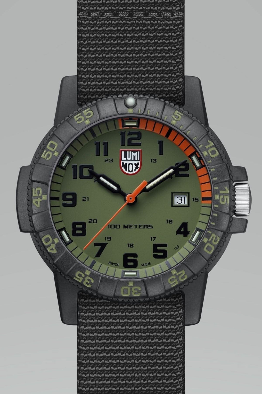 Montre Luminox Giant Sea Turtle 0337, cadran vert, boîtier noir, étanchéité 100 mètres.