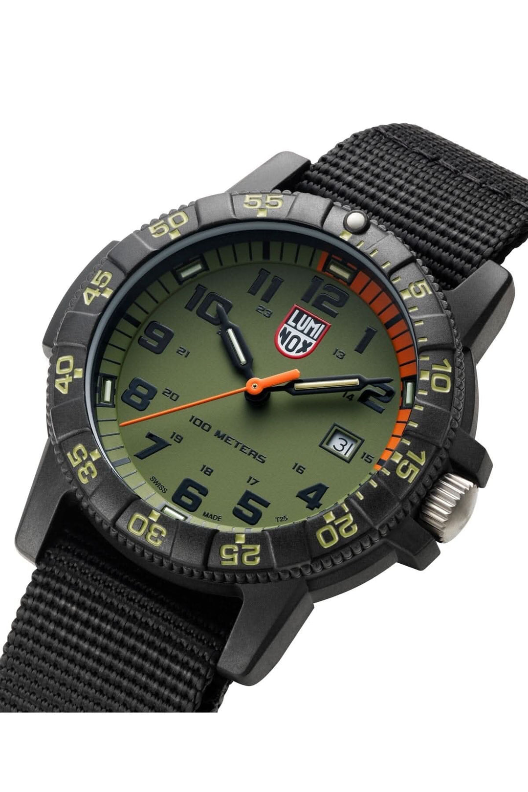 Montre Luminox avec cadran vert, boîtier en carbone et bracelet en tissu, étanche jusqu'à 100 mètres.