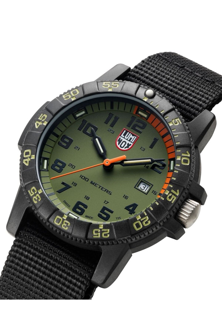 Montre Luminox avec cadran vert, boîtier en carbone et bracelet en tissu, étanche jusqu'à 100 mètres.