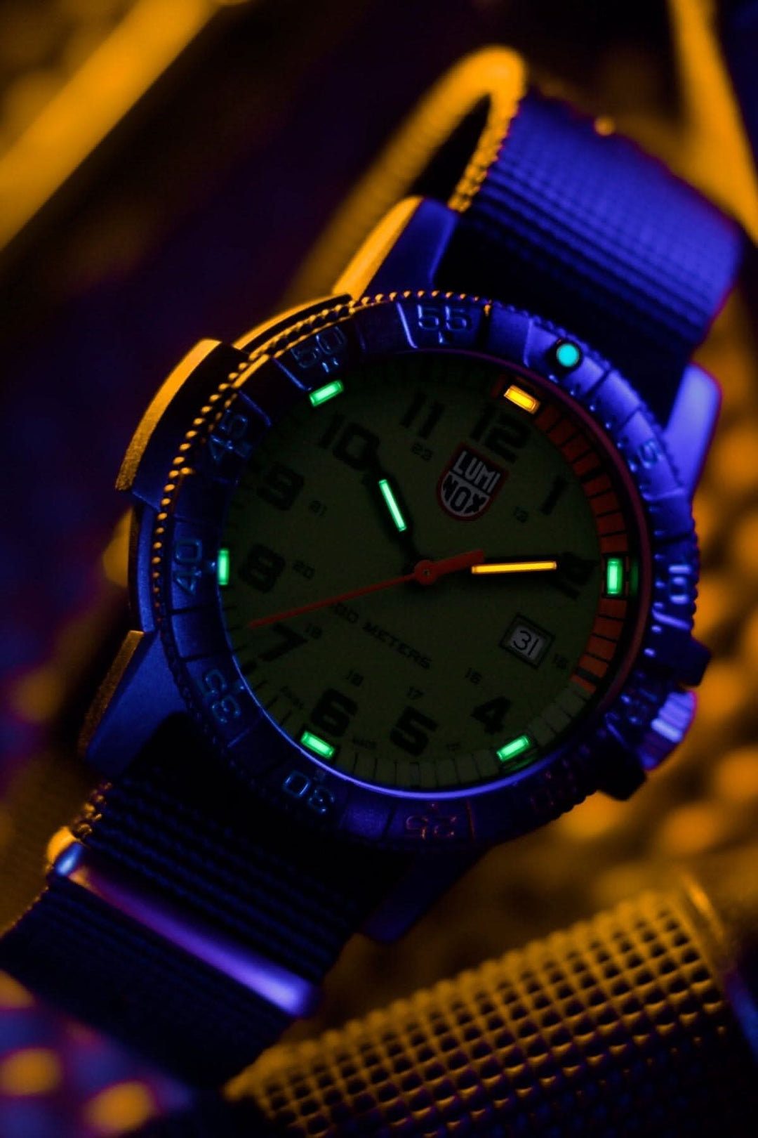 Montre Luminox Giant Sea Turtle avec cadran vert lumineux et bracelet en nylon, résistant à l'eau jusqu'à 100 mètres.