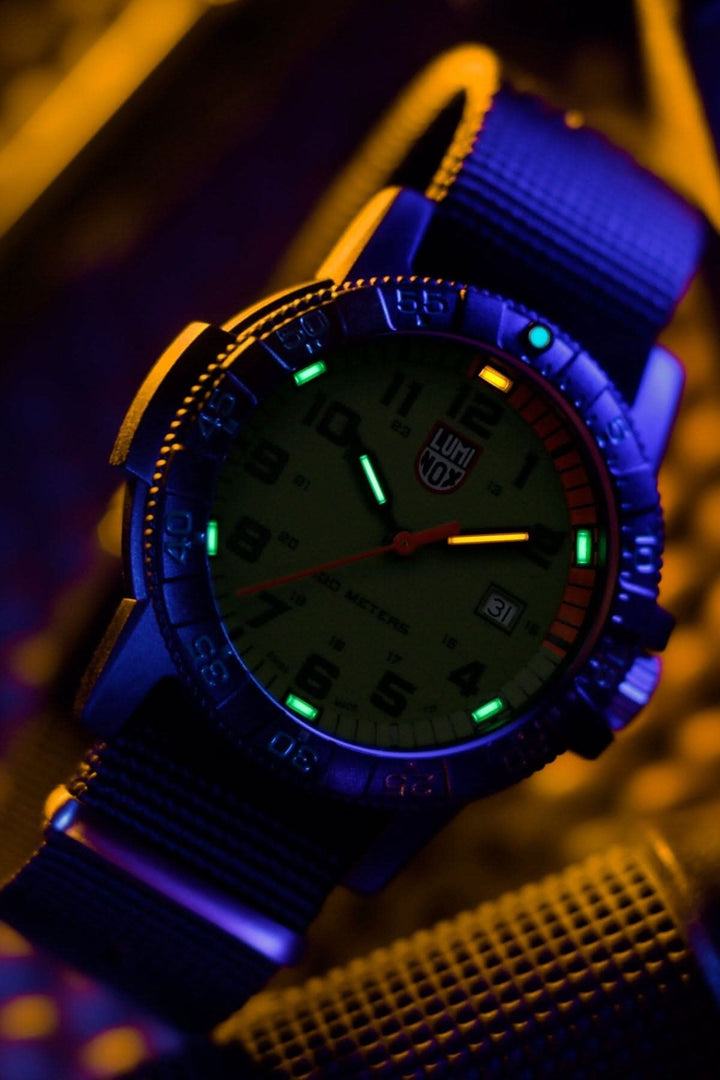 Montre Luminox Giant Sea Turtle avec cadran vert lumineux et bracelet en nylon, résistant à l'eau jusqu'à 100 mètres.