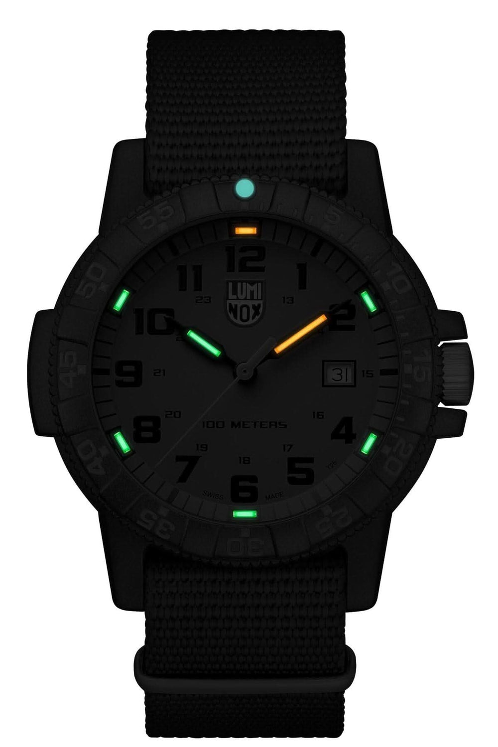 Montre en carbone Luminox SEA 0320 avec affichage lumineux, étanche à 100 mètres, design noir élégant.