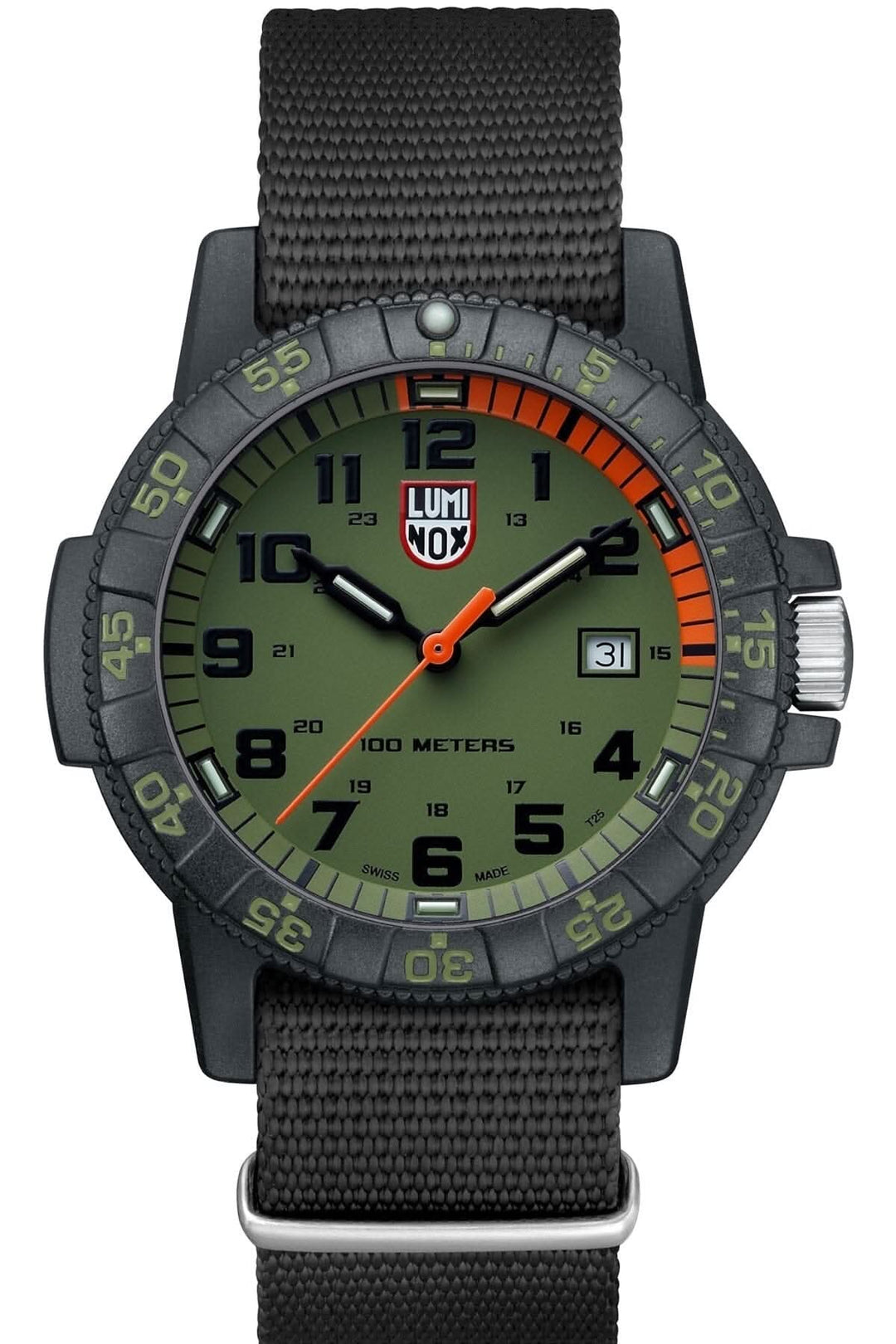 Montre Luminox Sea Turtle Giant avec boîtier en carbone, cadran vert et bracelet en tissu, étanchéité à 100 mètres.