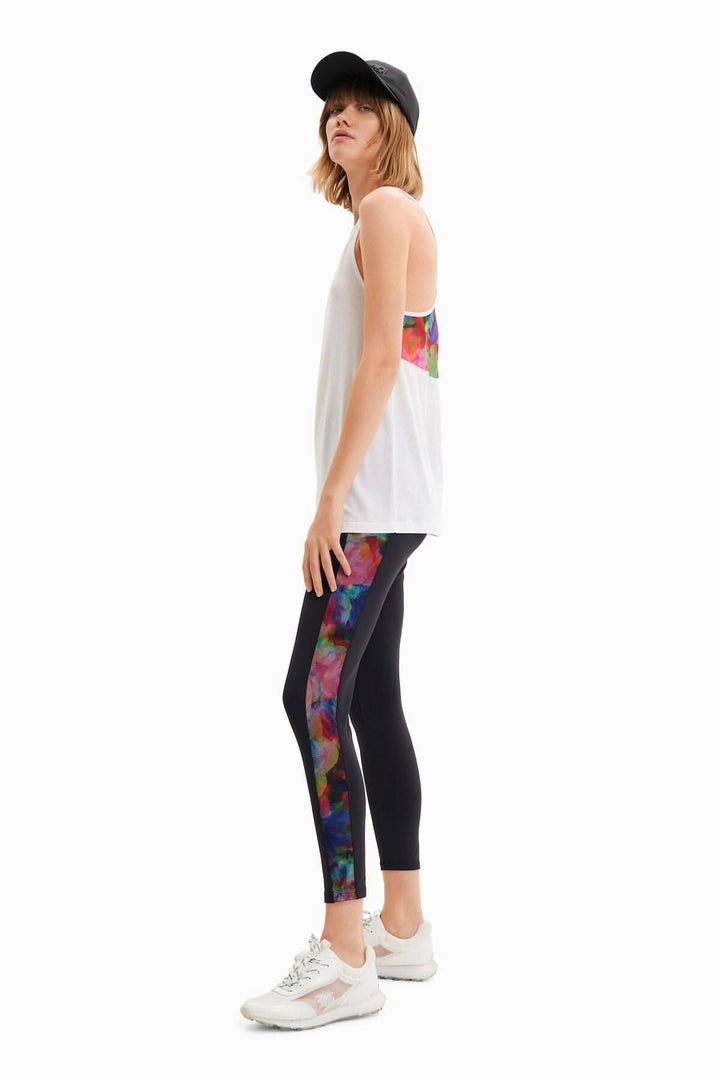 Legging sport ajusté à taille haute avec impression florale et bande latérale en filet, porté par un modèle.