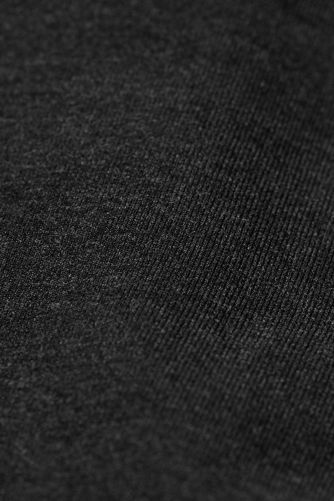 Texte noir de jersey doux, mettant en avant la texture fine et soyeuse des leggings en jersey Pio.