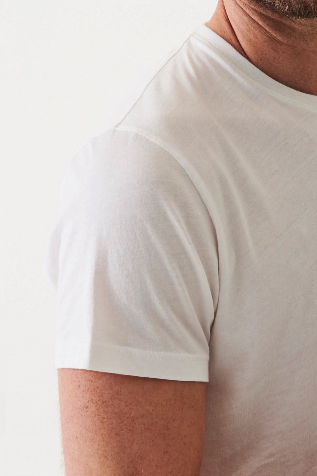 T-shirt léger en coton pima avec col rond et poche, idéal pour temps chaud.