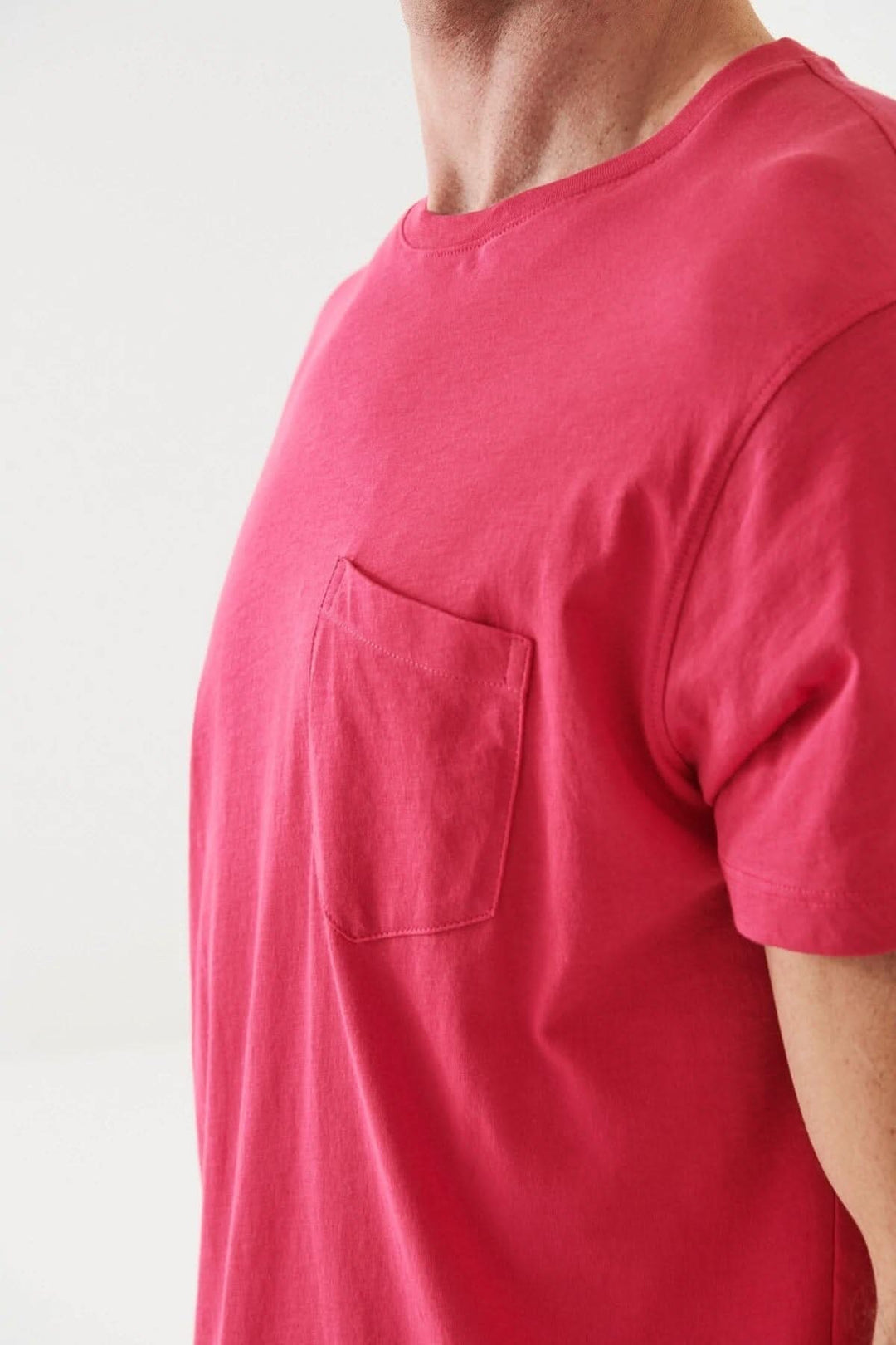 T-shirt léger en coton pima avec poche, coloris rose, ajustement régulier et col rond, parfait pour les journées chaudes.