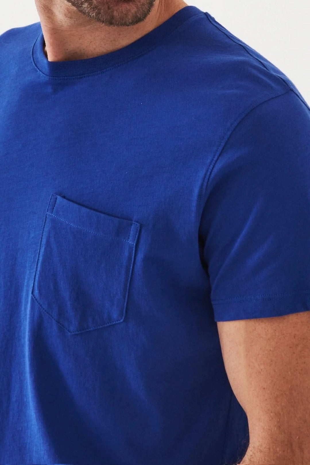 T-shirt léger en coton pima, col rond, poche poitrine, couleur bleu, parfait pour temps chaud.
