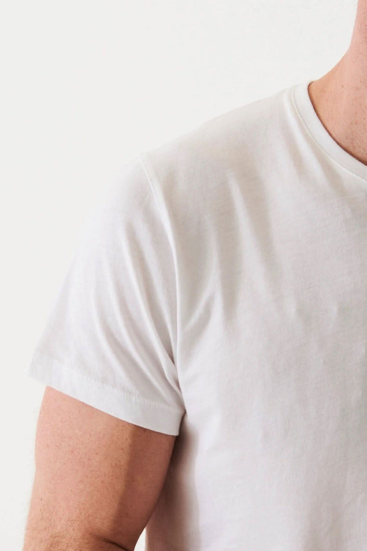 T-shirt léger en coton pima blanc avec col rond et manches courtes.