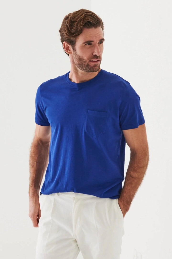 Homme portant un t-shirt léger en coton pima bleu avec une poche, parfait pour les journées chaudes.