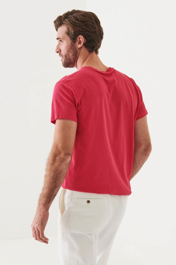 Homme de dos portant un t-shirt léger en coton pima rouge avec un col rond et un ajustement régulier.