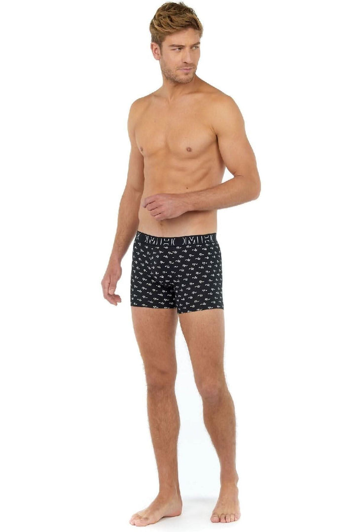 Homme en boxers noirs avec motifs végétaux, représentant le lot de 3 sous-vêtements en coton élasthanne.