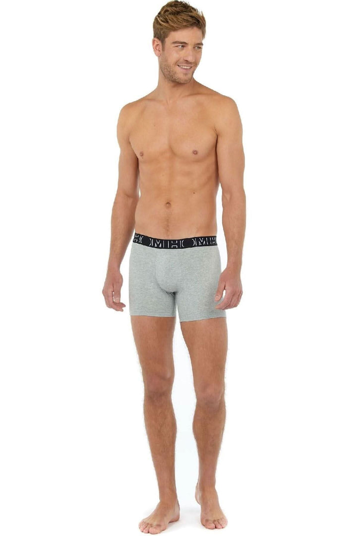 Homme portant un boxer en coton élasthanne gris chiné, modèle élégant et confortable pour un ensemble de sous-vêtements.