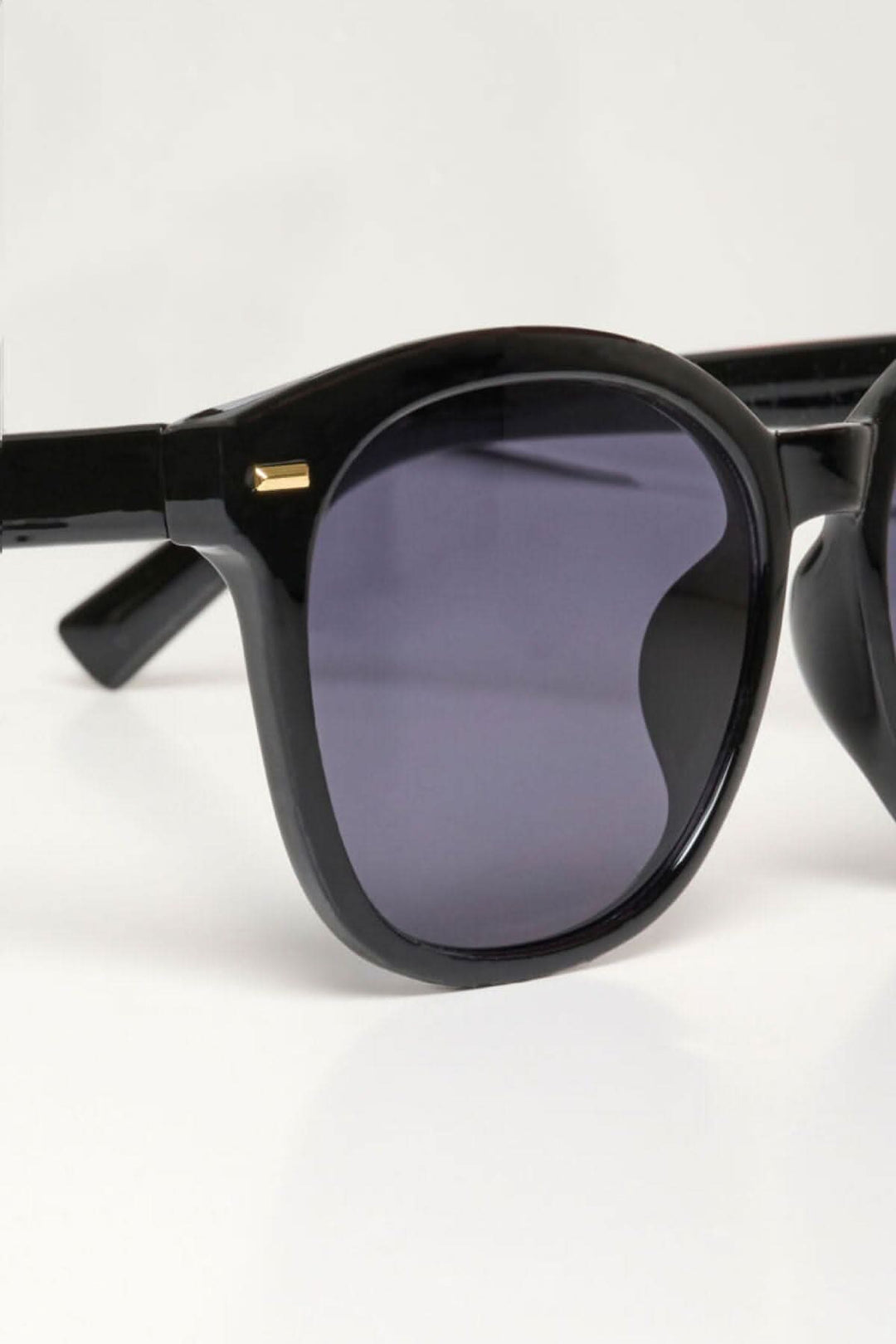 Lunette de soleil Narian, modèle noir en polycarbonate avec verres teintés, élégante et tendance.