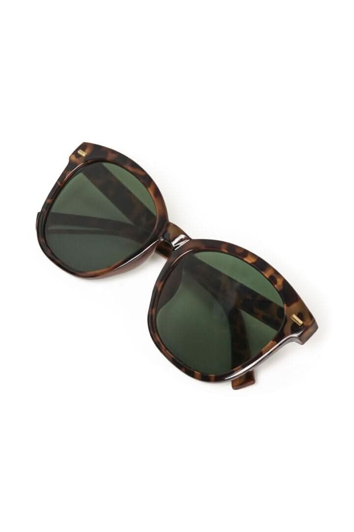 Lunette de soleil Narian en acétate écaille avec verres verts, modèle élégant pour toutes les saisons.