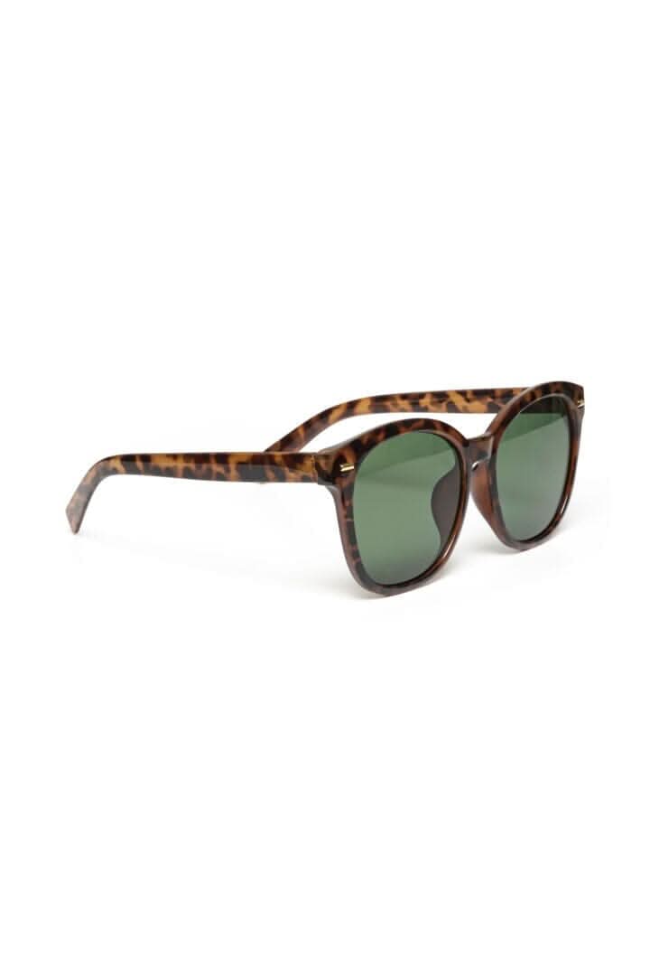 Lunette de soleil Narian avec monture écaille et verres verts, modèle tendance indispensable toute l&
