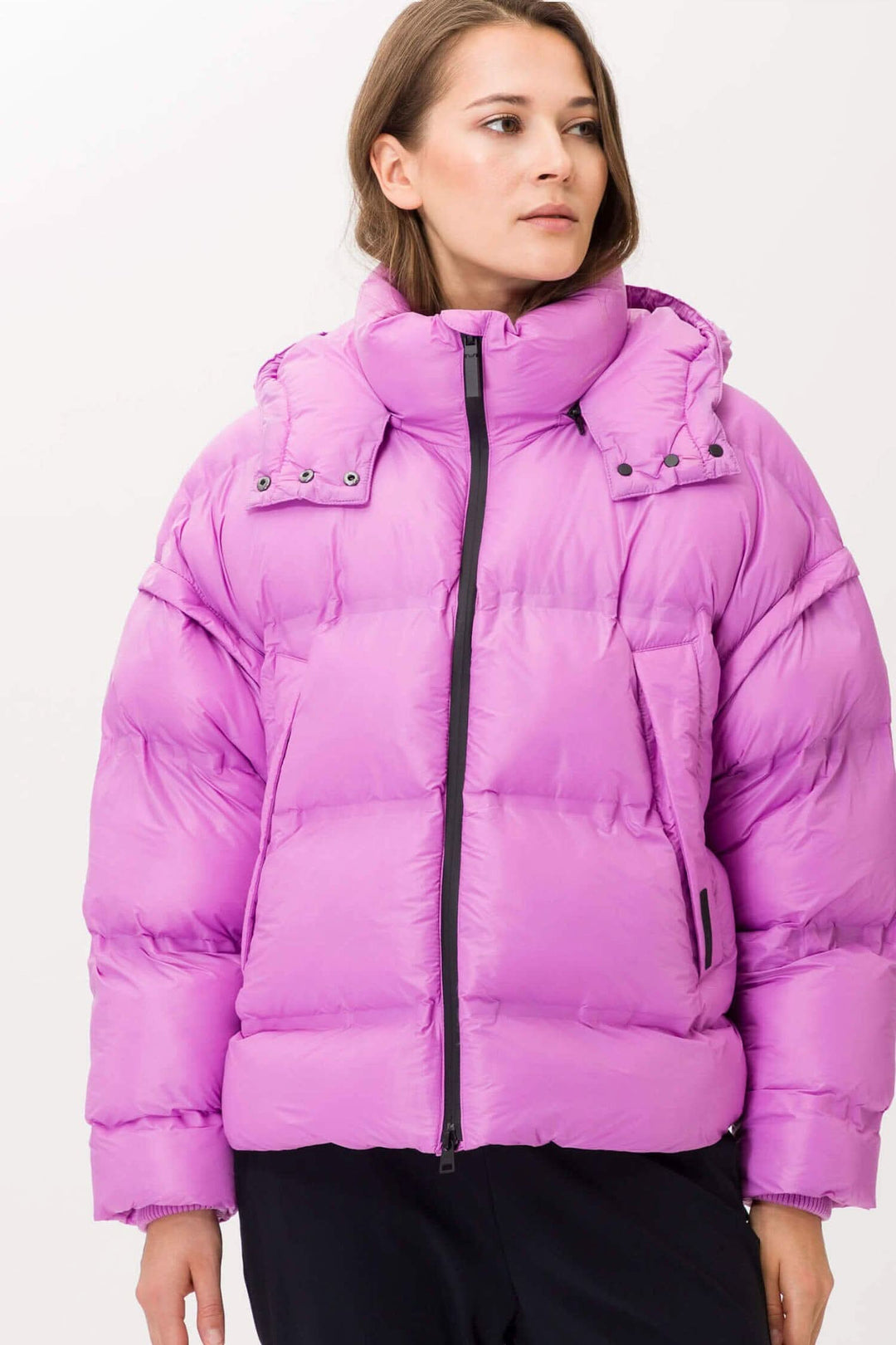 Manteau Filippa capitonné rose avec capuchon amovible, manches zippées et poches pratiques.