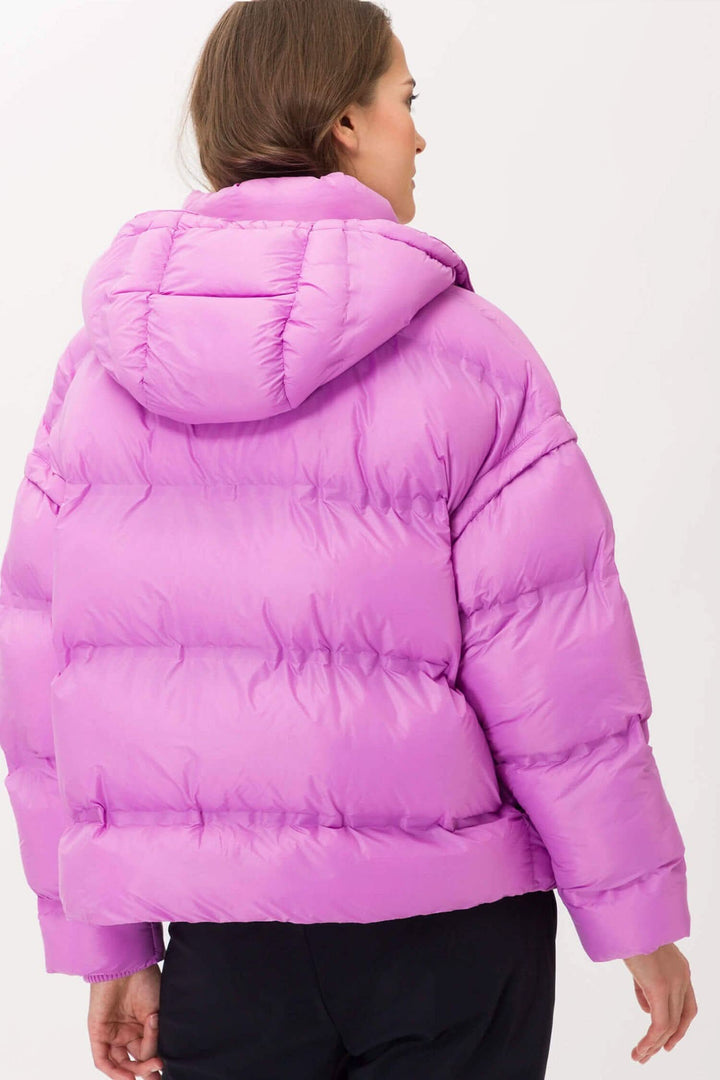 Manteau Filippa capitonné rose avec capuchon, vue arrière, style tendance et confortable.