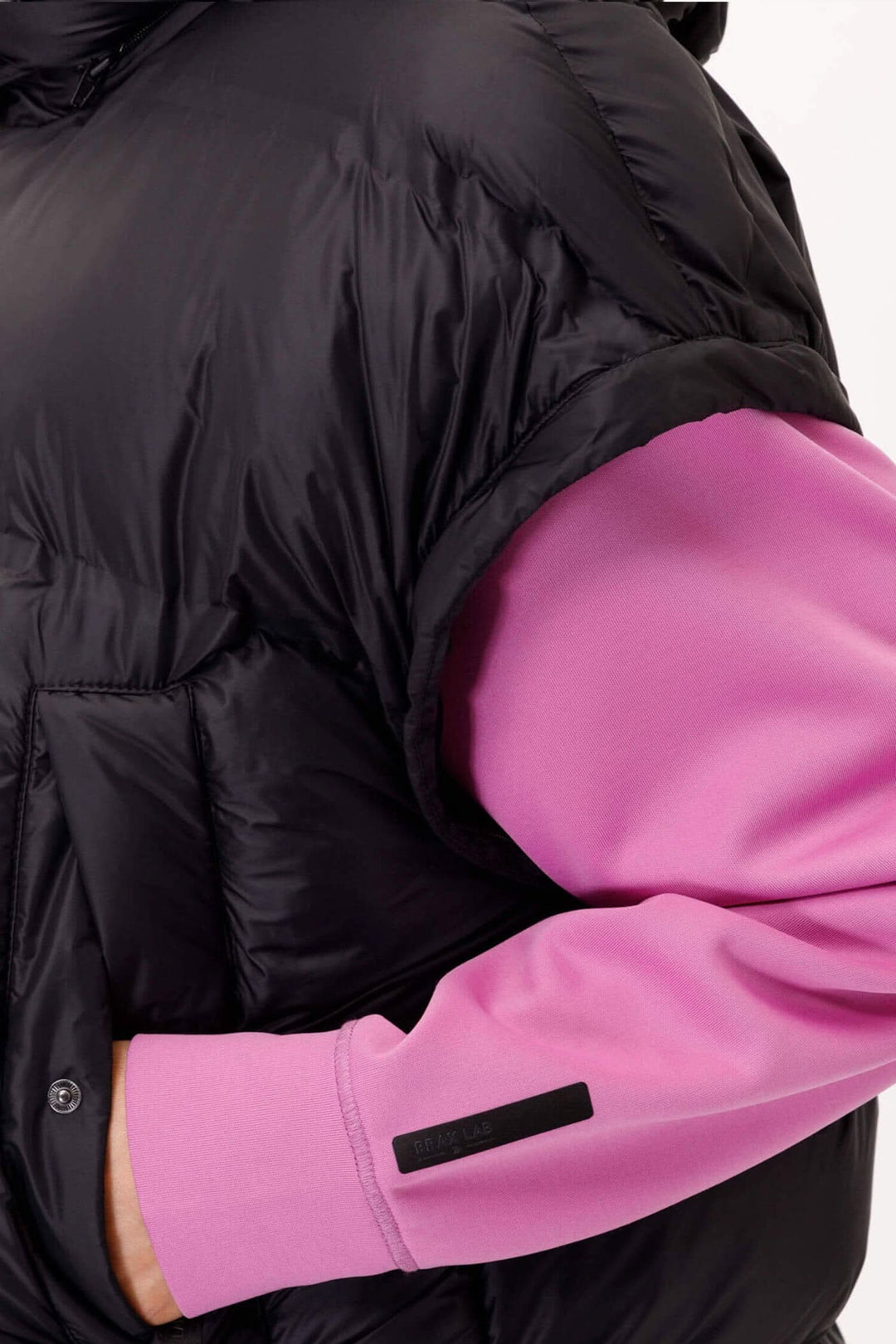 Manteau Filippa avec manches roses amovibles, style tendance et poches pratiques.