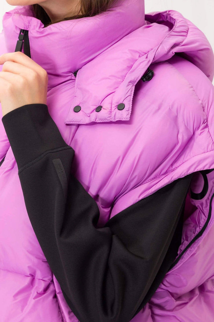 Manteau Filippa rose avec capuchon et manches amovibles, design tendance et poches pratiques.