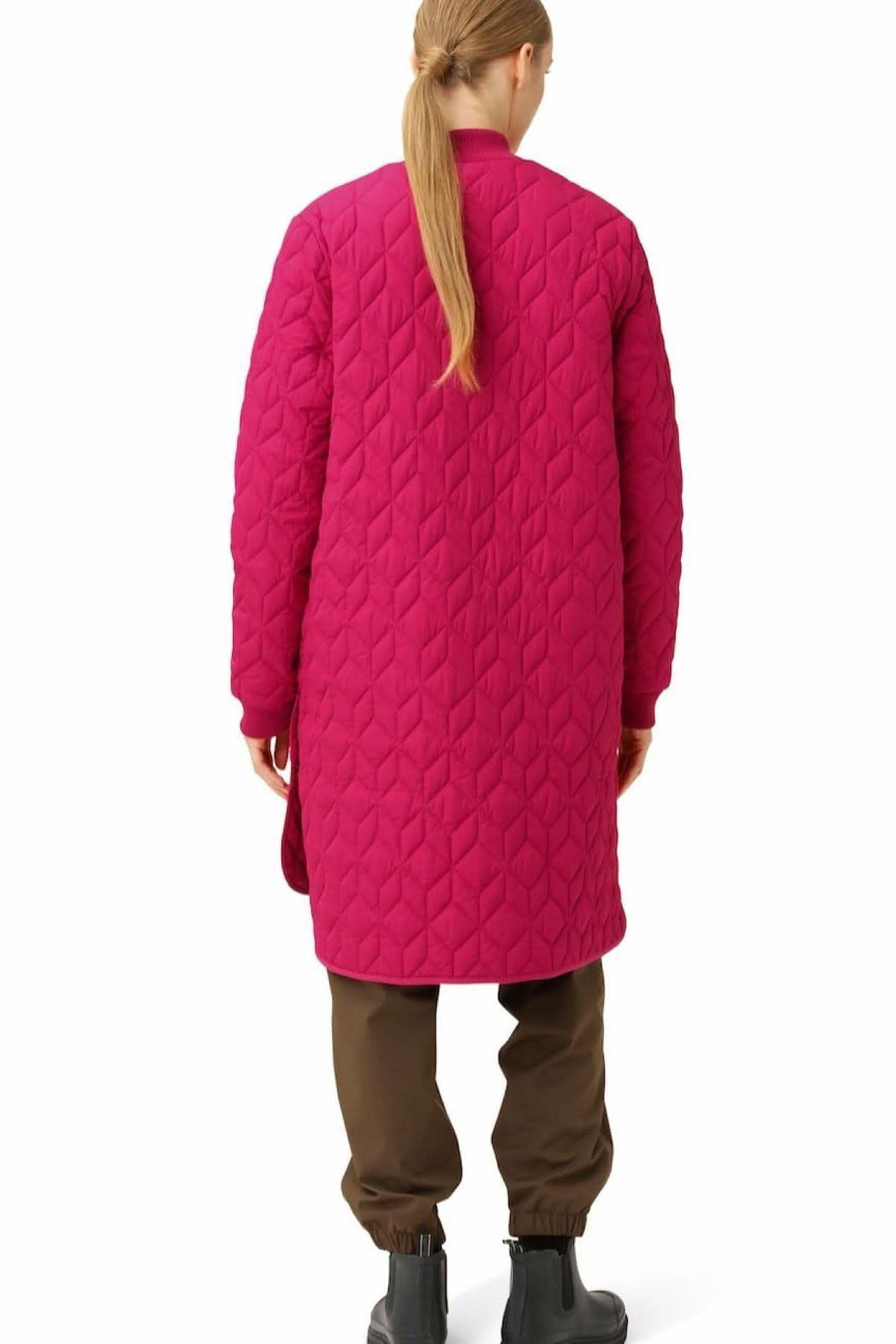Manteau matelassé fuchsia, vue arrière, avec motif de courtepointe et coupe longue.