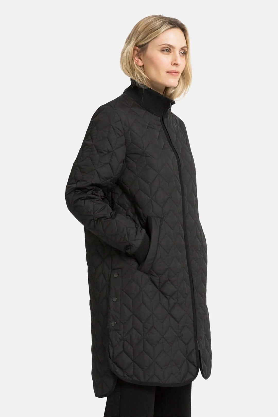 Manteau matelassé noir à poches avant, coupe longue et légère, idéal pour un style décontracté.
