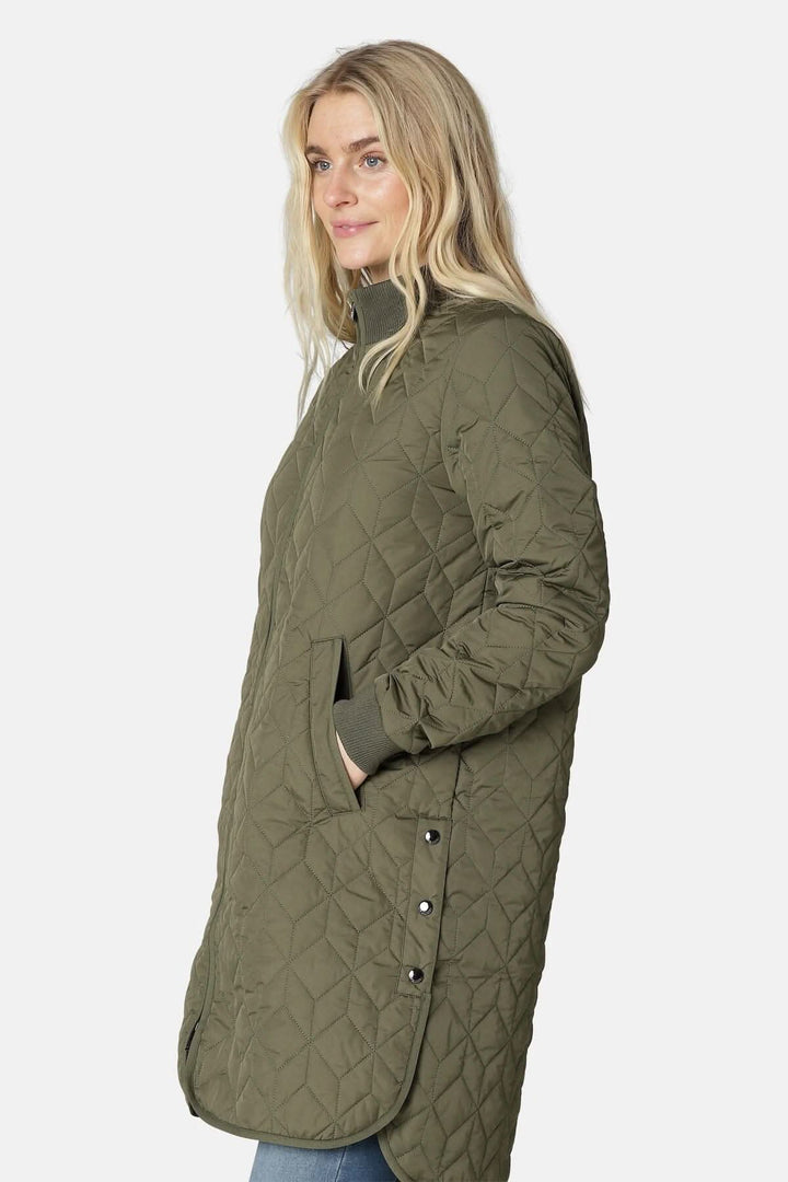 Manteau matelassé vert olive avec rembourrage doux et poches, style décontracté et élégant.