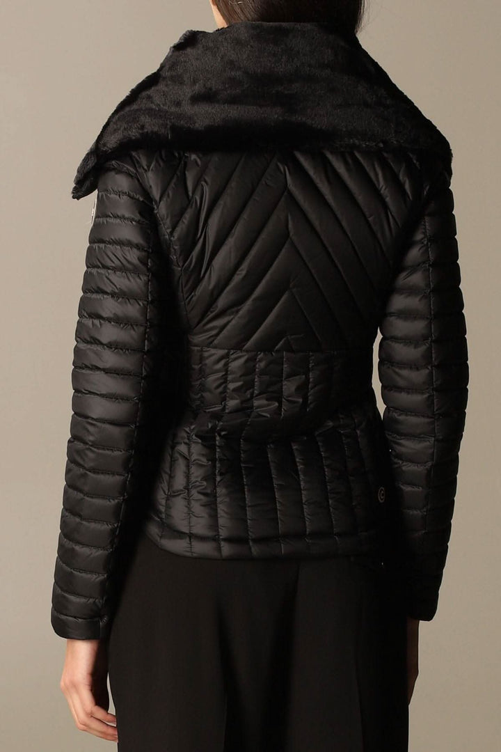 Manteau noir matelassé avec col en fausse fourrure, vue arrière, style féminin et élégant.