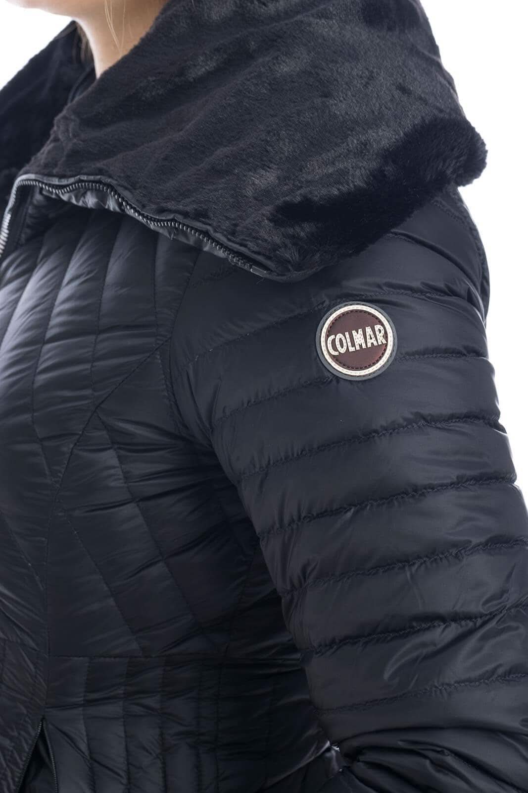 Détail d'une veste COLMAR matelassée noire avec col en fausse fourrure, mettant en valeur son style féminin et élégant.