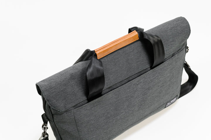 Sac messager PKG Richmond 10L en tissu gris avec poigné en bois, design élégant et pratique.