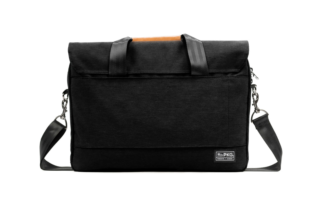 Sac messager PKG Richmond 10L en noir, avec rabat magnétique et compartiment pour ordinateur portable.