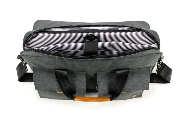 Vue intérieure du sac Messager PKG Richmond 10L avec compartiment pour ordinateur portable et rangement organisé.