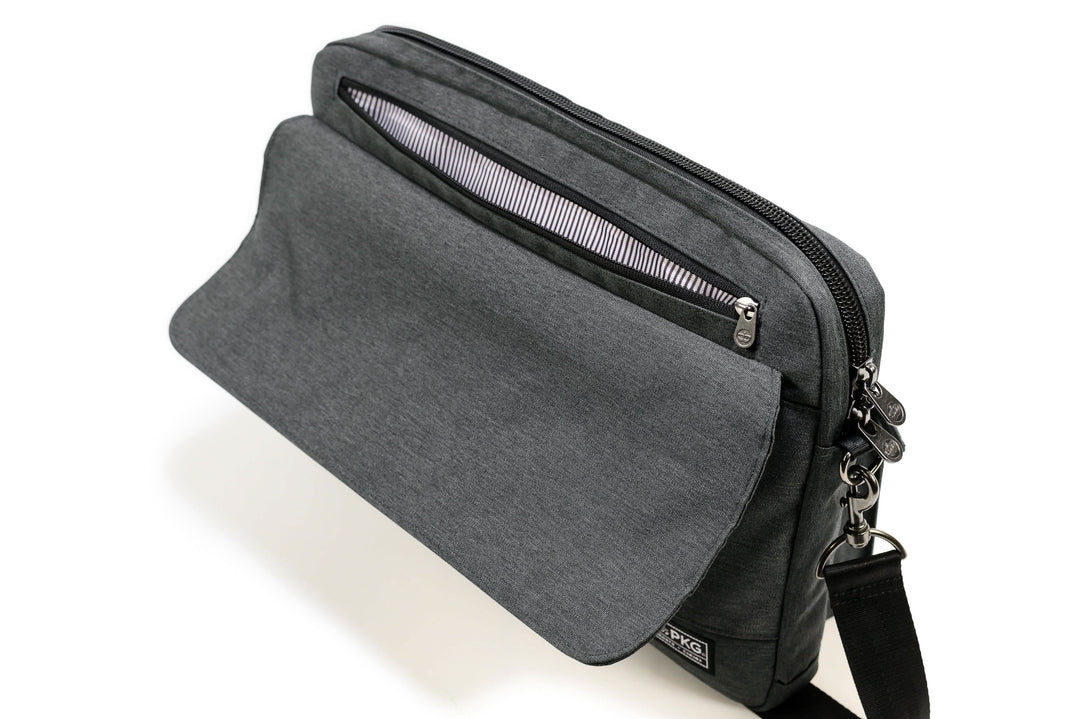 Sac messager PKG Richmond 10L en gris, avec rabat magnétique et compartiment pour ordinateur portable de 16 pouces.