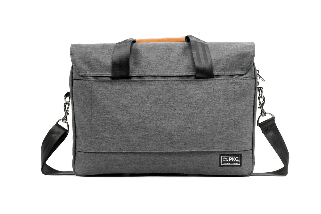 Sac Messager PKG Richmond 10L en tissu gris avec poigné en cuir et bandoulière, parfait pour ordinateur portable de 16 pouces.