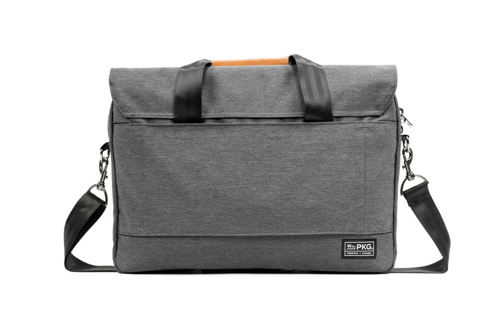 Sac Messager PKG Richmond 10L en tissu gris avec poigné en cuir et bandoulière, parfait pour ordinateur portable de 16 pouces.