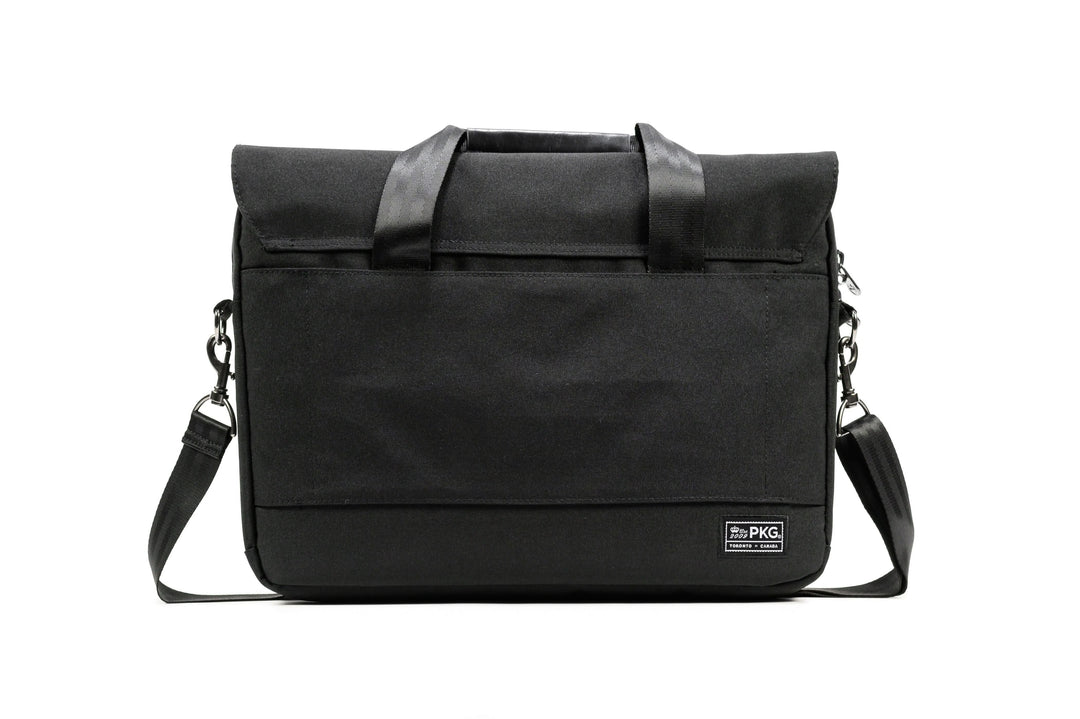 Sac messager PKG Richmond 10L en noir, avec rabat magnétique et bandoulière réglable.