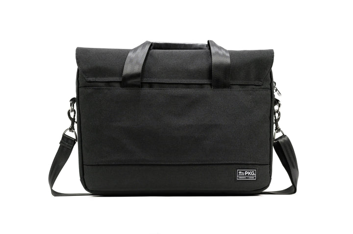 Sac messager PKG Richmond 10L en noir, avec rabat magnétique et bandoulière réglable.